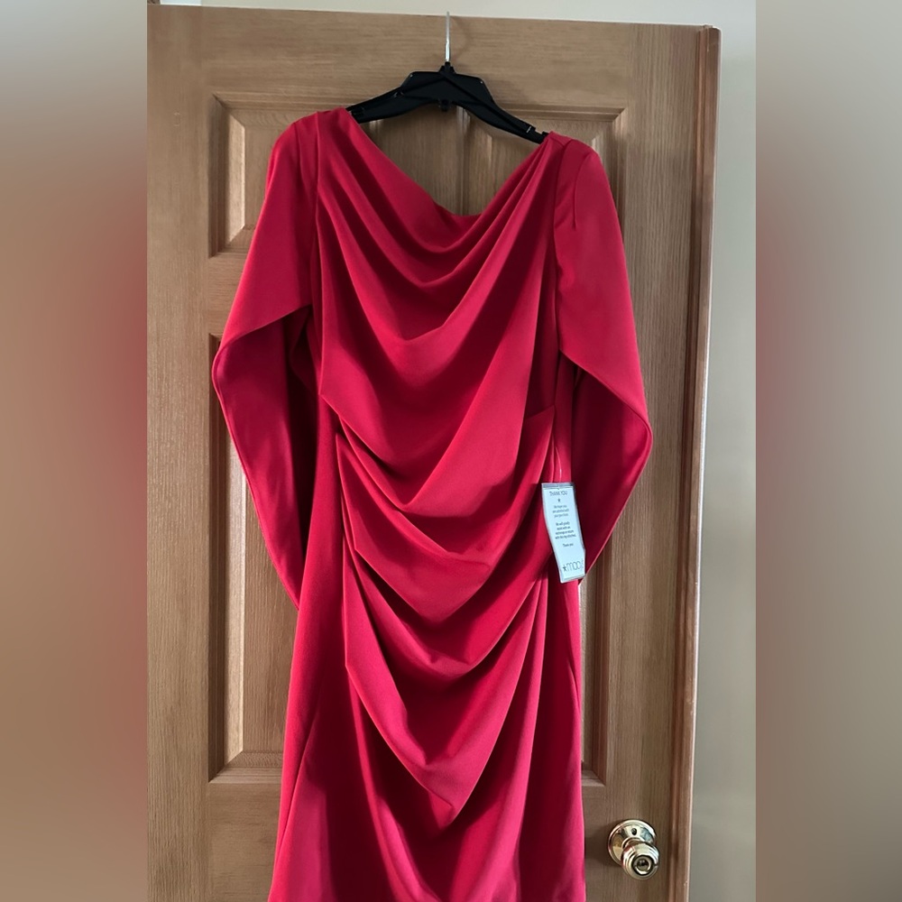 Beautiful red draped in front/back of the dress open sleeves w/split in the back